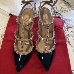 Valentino Rockstud  black/ blush patend leather shoe!